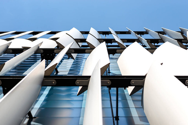 La fachada de un edificio moderno con una innovadora fachada hecha de persianas automáticas y móviles. - Foto, Imagen