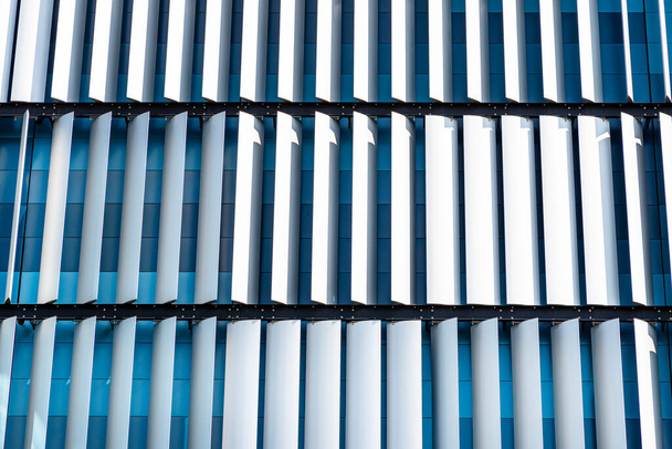 La fachada de un edificio moderno con una innovadora fachada hecha de persianas automáticas y móviles. - Foto, Imagen