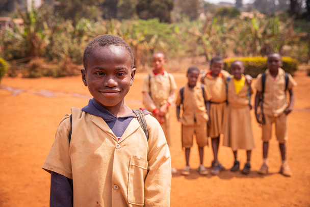 Африканський школяр з синдромом Дауна на шкільному подвір "ї зі своїми шкільними товаришами. - Фото, зображення