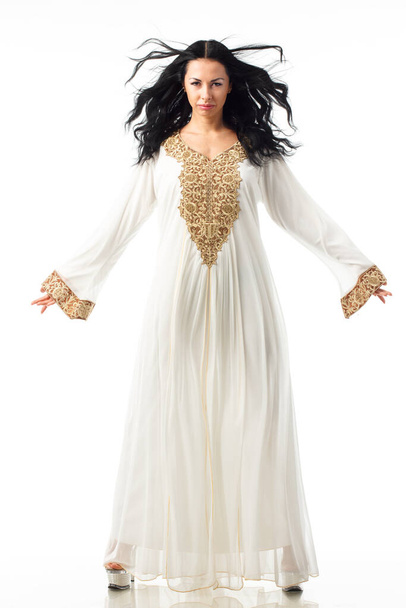 dromerige. volledige lengte van gelukkige bruid met gesloten ogen in mouwloos witte jurk - Foto, afbeelding