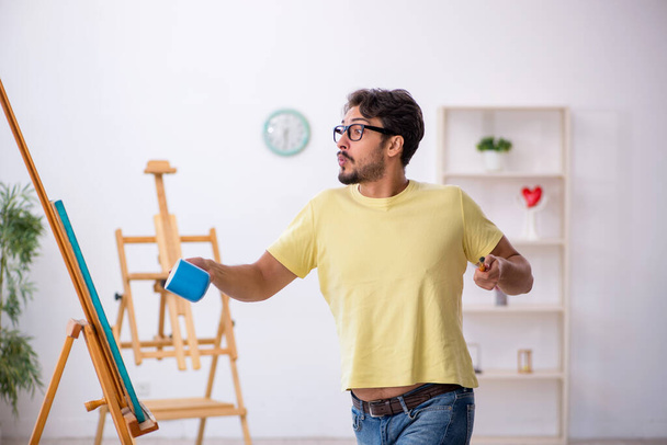 Jeune homme appréciant la peinture à la maison - Photo, image