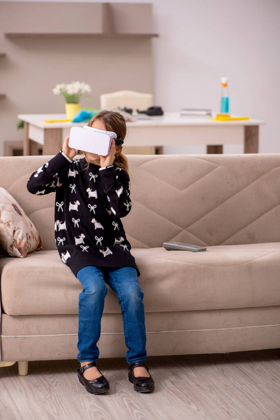 Jovem menina desfrutando de óculos virtuais em casa - Foto, Imagem