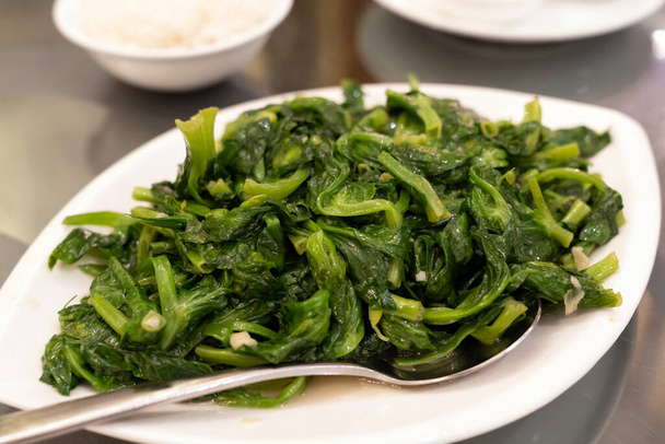 einfach und gesund frittiertes orientalisches grünes Gemüse umrühren. - Foto, Bild