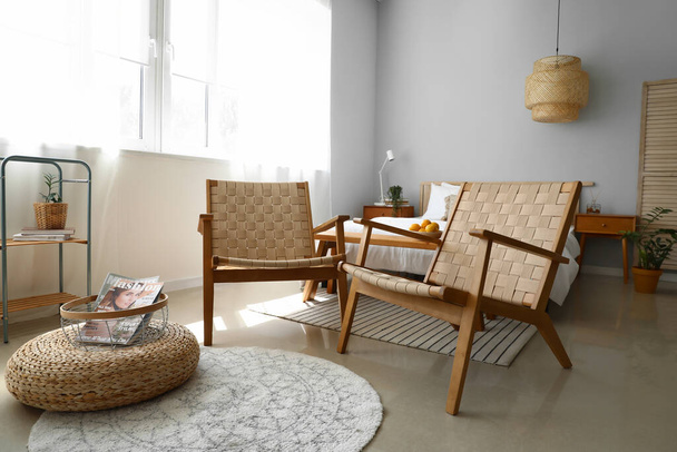 Интерьер современной спальни с плетеными креслами - Фото, изображение