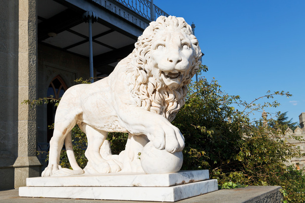 marmori medici leijona pallo lähellä Alupka Palace
 - Valokuva, kuva