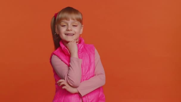 Fröhlich schöne Kleinkind kleines Mädchen Mode-Modell in Bluse lächelnd und Blick in die Kamera allein - Filmmaterial, Video