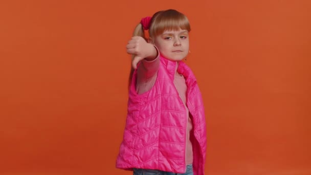 Feldúlt lány alkalmi blúzban mutatja hüvelykujját lefelé jel gesztus, rosszallás, elégedetlen ellenszenv - Felvétel, videó