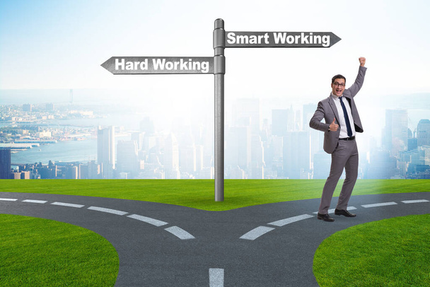 Biznesmen na skrzyżowaniu pracy smart or hard - Zdjęcie, obraz