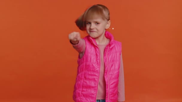 Жадібні агресивні діти дівчина показує інжир негативний жест, знак відмови від інжиру, жахливий аварійний
 - Кадри, відео
