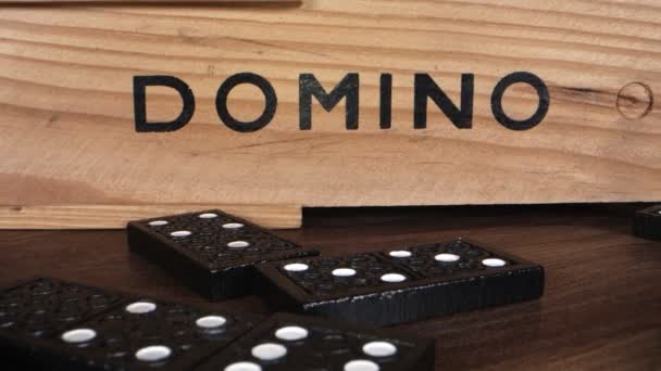 Камни и коробка Domino - Кадры, видео