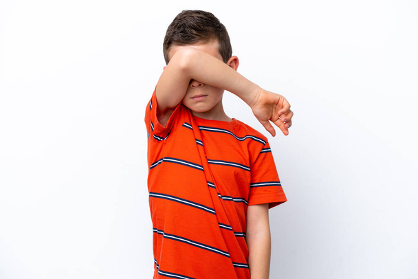 Μικρό αγόρι απομονωμένο σε λευκό φόντο που καλύπτει τα μάτια με τα χέρια - Φωτογραφία, εικόνα