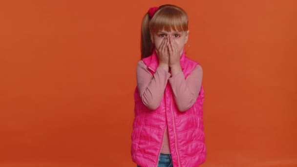 Ängstlich ängstlich depressives Mädchen Kind drückt seine Angst aus und winkt seine Hände weg von der Gefahr, winkt nein - Filmmaterial, Video