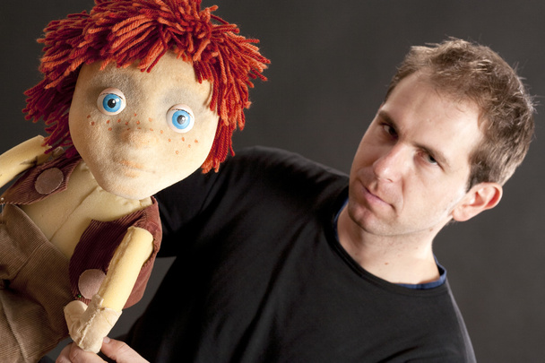 Porträt eines Schauspielers und einer Puppe - Foto, Bild