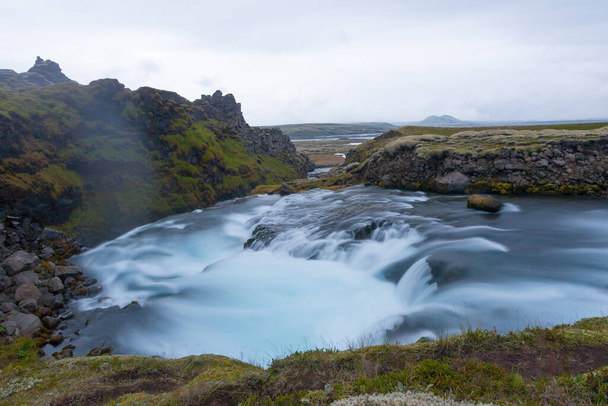Silfurfoss laskee kesäkaudella näkymä, Islanti. Islannin maisema
. - Valokuva, kuva