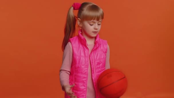 Fille sportif fan de basket-ball tenant le ballon, dribble entraînement, entraînement sport motivation style de vie - Séquence, vidéo