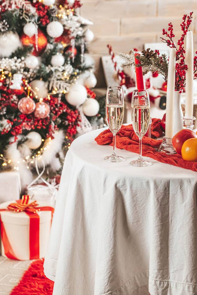 Joulun koostumus - kaksi lasia samppanjalla pöydällä lähellä - Valokuva, kuva