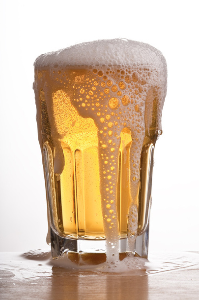 Caneca com cerveja transbordante
 - Foto, Imagem