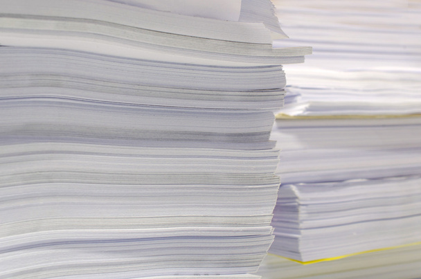 Montón de documentos en el escritorio se apilan a la espera de ser gestionado - Foto, Imagen