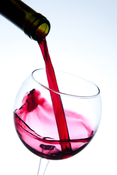 vino rosso versando nel bicchiere di vino - Foto, immagini