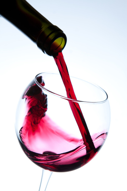 vörösbor borospohárba öntése - Fotó, kép