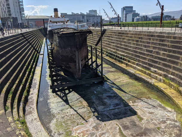 Egy hajóroncs része és SS Nomadic, az utolsó megmaradt White Star Line hajó a világon. A Titanic Múzeum közelében, Észak-Írország - Fotó, kép