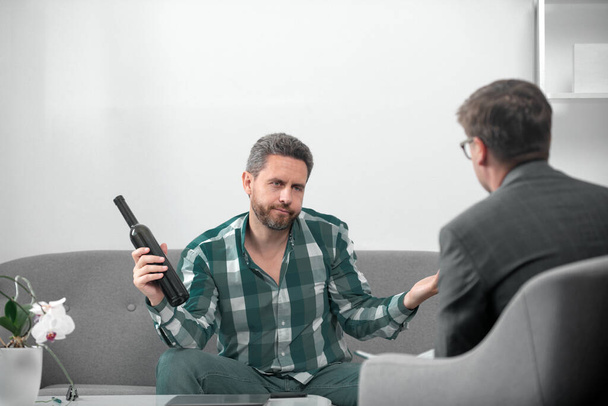 Solving problem, alcohol addiction, man alcohol abuse. Psychology, mental therapy concept. Drunk man patient and psychologist at psychotherapy session. - Fotoğraf, Görsel