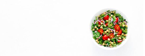 トマトとベジタリアンひよこ豆のサラダ,アルグラ,パセリ,ほうれん草と赤玉ねぎ.健康食品、食事。最上階だ。バナー - 写真・画像