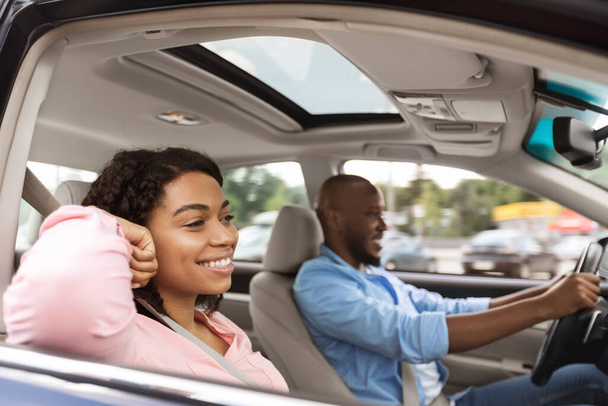 heureux noir couple appréciant conduire sur nouveau voiture - Photo, image