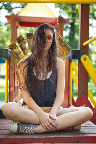 Giovane donna nel parco giochi rilassante
 - Foto, immagini