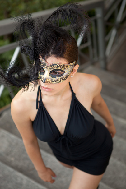 Сексуальная женщина в венецианской маске и черном платье
 - Фото, изображение
