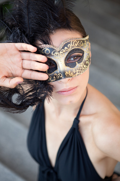 Sexy žena s benátské masky a mává černé šaty - Fotografie, Obrázek
