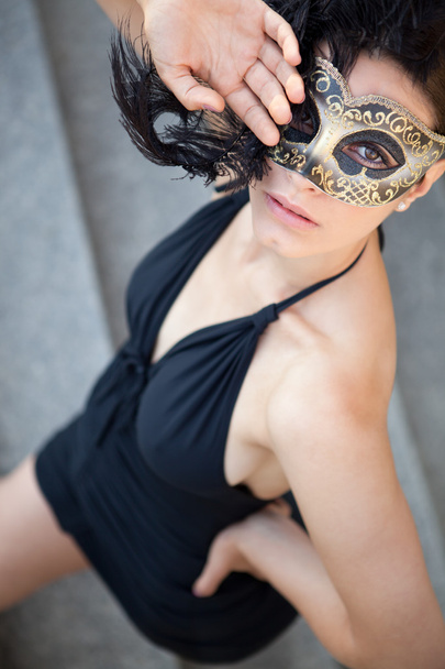 Femme sexy avec masque vénitien et robe noire
 - Photo, image