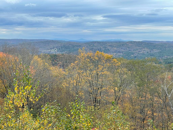 Вид на осенние цвета из Mohawk Overlook в Гошен, Коннектикут - Фото, изображение