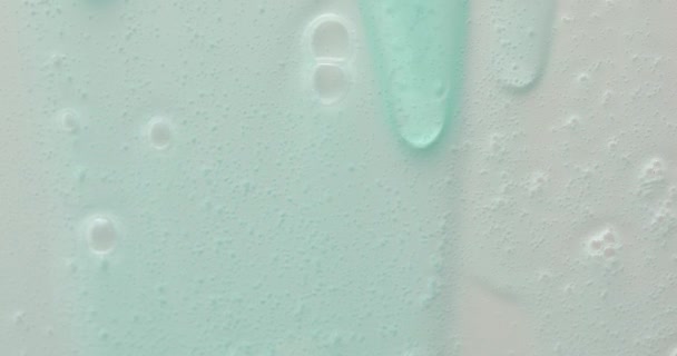 Crema blu liquido gel siero che scorre verso il basso su texture grigia, trucco e cosmetici sfondo, skincare o prodotti per capelli - Filmati, video