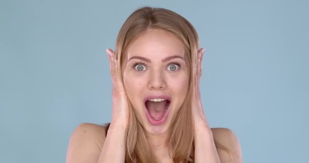 Wow. Nahaufnahme Porträt junge Frau schöne Mädchen mit langen blonden Haaren aufgeregt - Filmmaterial, Video