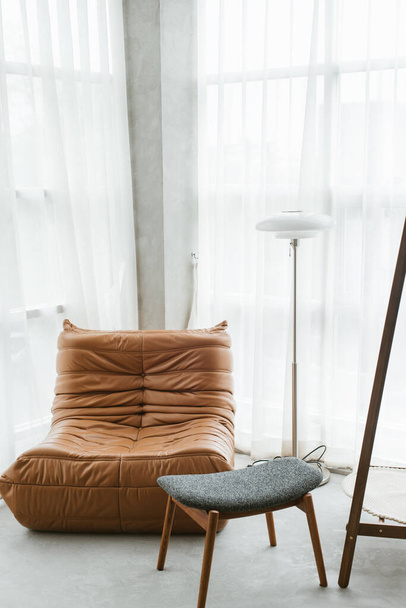 Minimalistické relaxační místnosti s dřevěným nábytkem a příslušenstvím na pokoji. - Fotografie, Obrázek