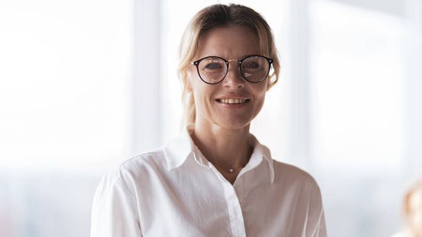 Portrait of smiling attractive businesswoman wearing eyeglasses  - Fotoğraf, Görsel