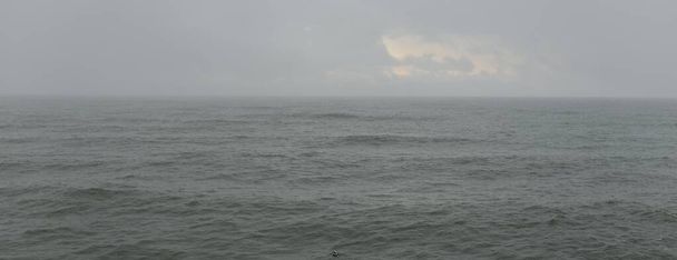 Die Ostsee im Nebel. Wellen, plätscherndes Wasser, Sturm. Natürliche Texturen. Malerische panoramische monochrome Landschaft, Meereslandschaft. Natur, Umwelt, raues Wetter, Gefahr - Foto, Bild