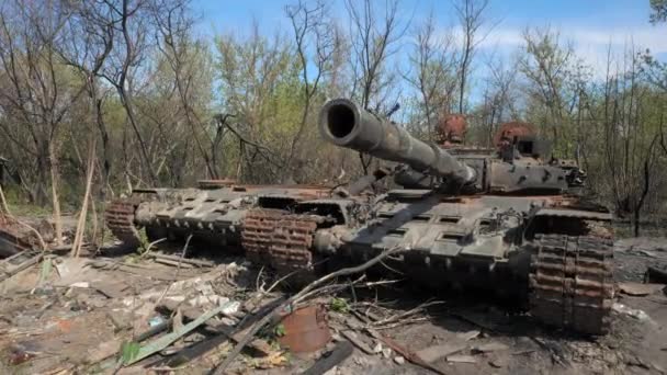 A destroyed and burnt tank of the Russian army as a result of a battle with Ukrainian troops near Kyiv, Ukraine - Кадри, відео