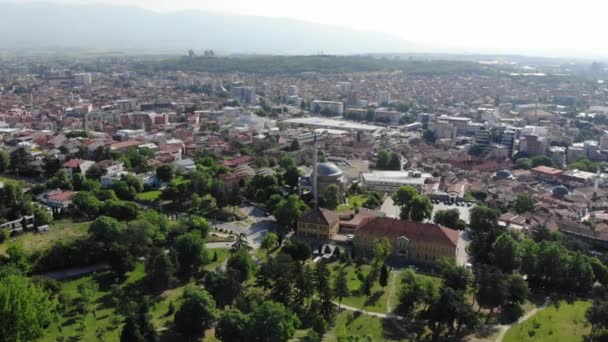 Drone uitzicht op de Mustafa Pasja Moskee in Skopje. De marmeren moskee gefilmd met een drone. De belangrijkste moskee in Skopje, Noord-Macedonië. Panoramisch uitzicht vanaf een drone naar de stad Skopje. - Video