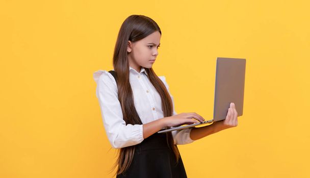 Zajęty dzieciak na lekcji video. Nastolatka używa laptopa do blogowania. webinarium w edukacji online. - Zdjęcie, obraz