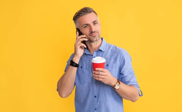 good morning. communication. handsome man use smartphone with coffee cup. - Foto, immagini