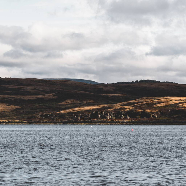 Πανοραμική θέα των βραχωδών ακτών του Tarbert κάτω από δραματικό ουρανό. Σκωτία, Ηνωμένο Βασίλειο. Τουριστικοί προορισμοί, εθνικό ορόσημο, αναψυχή, οικολογικός τουρισμός, διακοπές, περιπέτεια, εξερεύνηση - Φωτογραφία, εικόνα