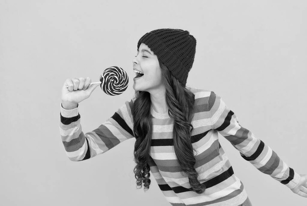 boldog gyerek lány fogd nyalóka édes, szórakoztató - Fotó, kép