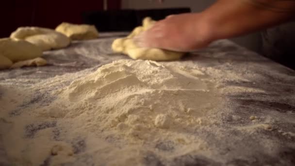 Мужские руки держат тесто. приготовление сырого теста для пиццы, рулонов или хлеба. - Кадры, видео