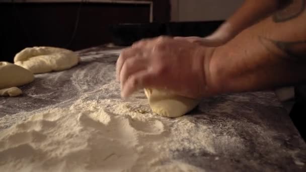 As mãos dos homens seguram a massa. fazer massa bruta para pizza, rolos ou pão. - Filmagem, Vídeo