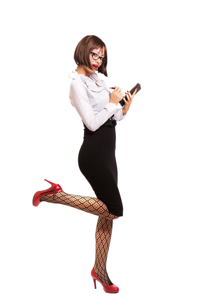 Sexy secretária mulher vestindo camisa branca, saia preta e saltos vermelhos trabalhando no tablet
 - Foto, Imagem