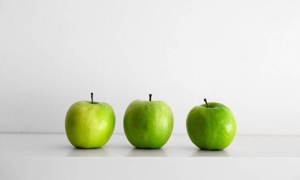 Green apples on a white background close-up. - Φωτογραφία, εικόνα
