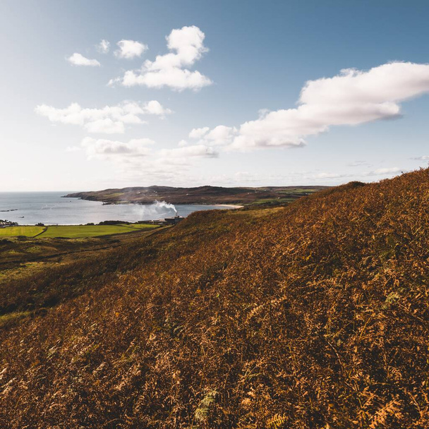 Панорамний вид на пагорби долин і скелясті береги острова Айл. Внутрішній Гебрид, Шотландія, Велика Британія. Ідилічний ландшафт. Подорожні пункти, національна пам "ятка, відпочинок, охорона довкілля. - Фото, зображення