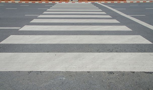 Zebra verkeer lopen manier in stad - Foto, afbeelding